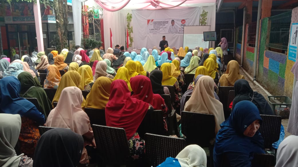Anggota DPRD Jawa Barat Abdul Muiz melakukan penyebarluasan Perda Nomor 15 Tahun 2017 Tentang Pengembangan Ekonomi Kreatif di Ad Da'wah Cibadak pada 7 Juli 2023.