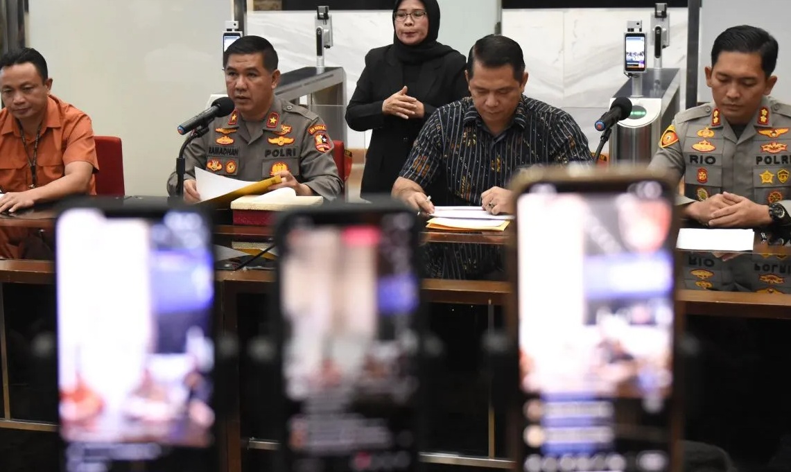 Karopenmas Divisi Humas Polri Brigjen Pol. Ahmad Ramadhan (kedua kiri) didampingi Kabagops Densus 88 Antiteror Polri Kombes Pol. Christ R. Pusung (kedua kanan), Kapolres Bogor AKBP Rio Wahyu Anggoro (kanan), dan Dirreskrimum Polda Jabar Kombes Pol. Surawan (kiri) memberikan keterangan pers. (Indrianto Eko Suwarso)
