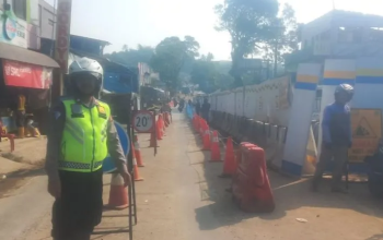 Jembatan Cikereteg di Caringin, Kabupaten Bogor, Jawa Barat mulai bisa dilalui kendaraan roda dua, Senin (17/7/2023). (Humas Polres Bogor)