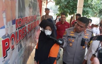 Kapolres Sukabumi AKBP Maruly Pardede dengan didampingi kasat reskrim AKP Dian Pornomo serta kasi humas Iptu Aah Saepul Rohman saat menunjukan barang bukti.(FOTO : NANDI/ RADARSUKABUMI)