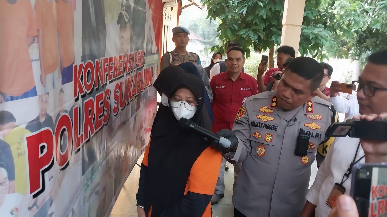 Kapolres Sukabumi AKBP Maruly Pardede dengan didampingi kasat reskrim AKP Dian Pornomo serta kasi humas Iptu Aah Saepul Rohman saat menunjukan barang bukti.(FOTO : NANDI/ RADARSUKABUMI)