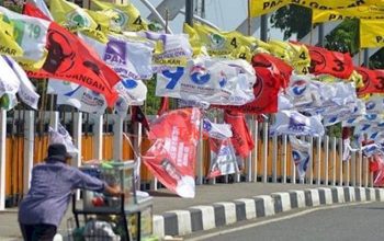 Atribut bendera partai politik yang terpasang di jalanan Ibukota/Net