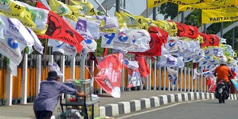 Atribut bendera partai politik yang terpasang di jalanan Ibukota/Net