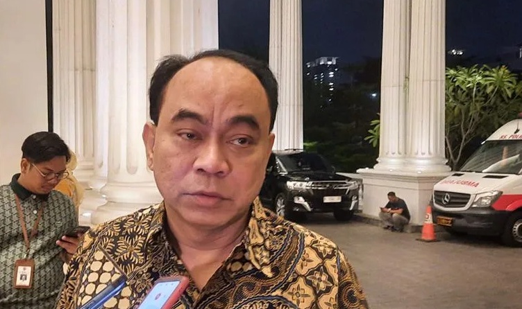 Ketua Umum Relawan Pro Jokowi (Projo) Budi Arie Setiadi saat memberikan keterangan usai Malam Puncak Penganugerahan Hoegeng Awards 2023 di Jakarta Selatan, Jakarta, Jumat (14/7/2023).