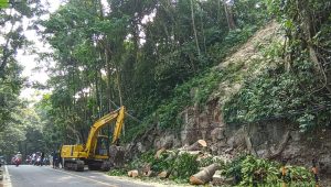 Hati-Hati Melintas Tanjakan Sukawayana Cikakak,  Diberlakukan Buka Tutup Akibat Perbaikan Dinding Penahan Tanah