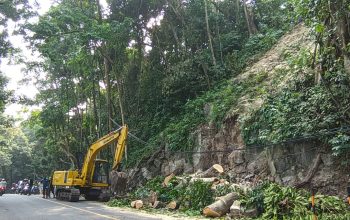 Pekerja saat melakukan pengaturan arus lalin di tanjakan Sakawayana, Desa/Kecamatan Cikakak, Kabupaten Sukabumi.(FOTO : NANDI/ RADARSUKABUMI)