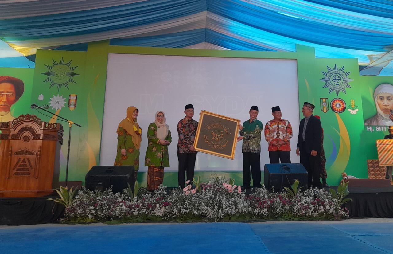 MUSDA : Ketua Pimpinan Pusat (PP) Muhammadiyah Dr H Anwar Abbas, MM, M.Ag saat menerima cendramata dari ketua Pengurus Daerah Muhammadiyah (PDM) Kabupaten Sukabumi Deni Suwandi.
