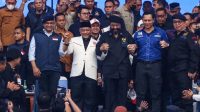 Ketua Umum Partai NasDem Surya Paloh (kedua tengah), Ketua Umum Partai Demokrat Agus Harimurti Yudhoyono (kedua kanan), Presiden PKS Ahmad Syaikhu (kedua kiri), bakal calon presiden dari Koalisi Perubahan untuk Persatuan (KPP) Anies Baswedan (kiri) bergandeng tangan Minggu (16/7/2023).