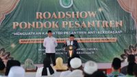 Wakil Presiden Ma’ruf Amin memberikan sambutan dan arahan pada acara peresmian pembukaan Roadshow Pondok Pesantren di Aula Pondok Pesantren An-Nawawi Tanara, Banten, Sabtu (29/7/2023). (BPMI Setwapres)
