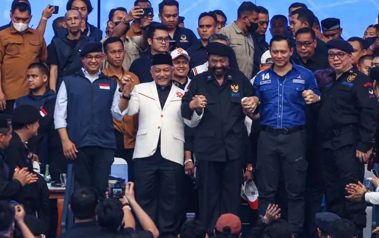 Ketua Umum Partai NasDem Surya Paloh (kedua tengah), Ketua Umum Partai Demokrat Agus Harimurti Yudhoyono (kedua kanan), Presiden PKS Ahmad Syaikhu (kedua kiri), bakal calon presiden dari Koalisi Perubahan untuk Persatuan (KPP) Anies Baswedan (kiri) bergandeng tangan Minggu (16/7/2023).