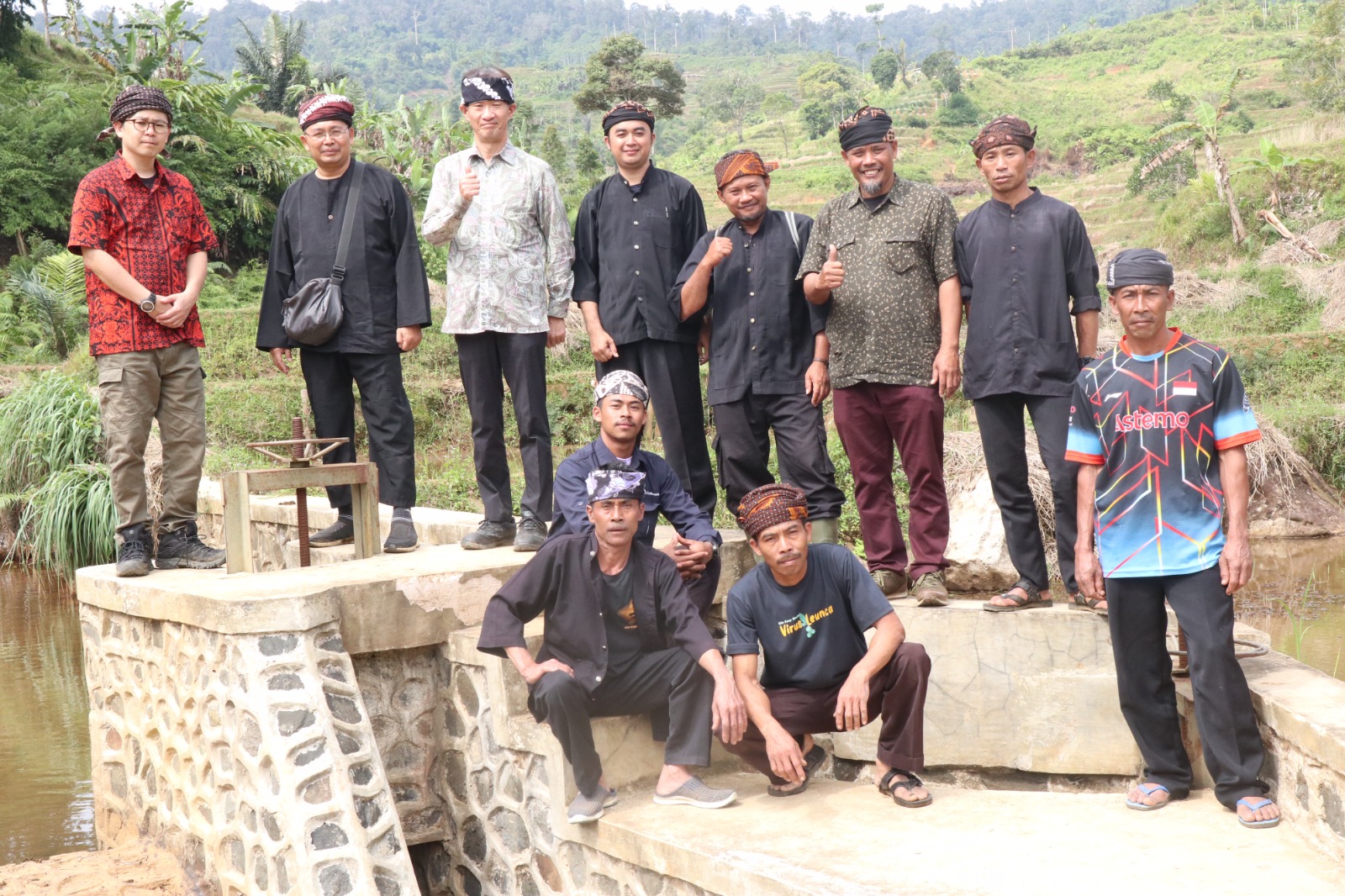 KOMPAK : Ratusan warga adat Kasepuhan Ciptagelar, Desa Sirnaresmi, Kecamatan Cisolok, Kabupaten Sukabumi, saat menghadiri peresmian bantuan sarana air bersih dan penutupan program pemberdayaan masyarakat.