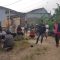 DIBURU : Kapolsek Kebonpedes, Polres Sukabumi Kota, IPTU Tommy Ganhany Jaya Sakti bersama anggotanya dan warga sekitar saat memburu terduga pelaku penggorokan leher tokoh masyarakat di Kampung Tanah Putih, RT 04/RW 05, Desa Sasagaran, Kecamatan Kebonpedes, Kabupaten Sukabumi pada Jumat (28/07).(FOTO : DENDI RADAR SUKABUMI)