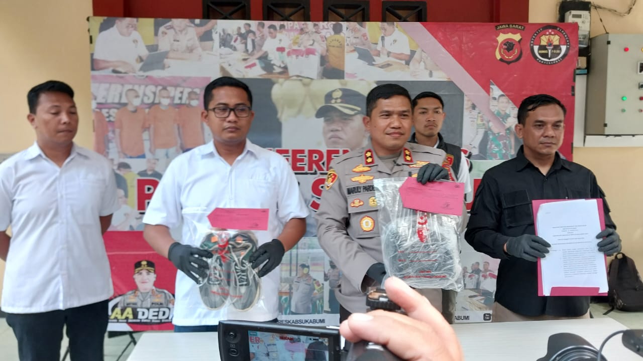 Kapolres Sukabumi AKBP Maruly Pardede saat menunjukan barang bukti. (FOTO : NANDI/ RADARSUKABUMI)