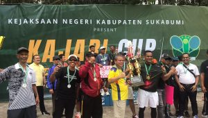 Dua Prajurit Yon Armed 13/Nanggala Kostrad Menangkan Tenis Lapangan Kejari Cup