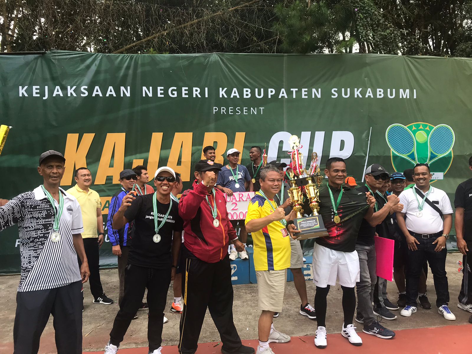 Dua Prajurit Yon Armed 13/Nanggala Kostrad berhasil memenangkan pertandingan tenis lapangan kejari Cup dengan skor 8-5, Minggu (16/07/2023)