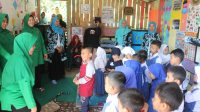Persit Kartika Chandra Kirana Cabang XLV Kodim 0622 Kabupaten Sukabumi saat memberikan bimbingan edukasi wawasan kebangsaan kepada ratusan anak usia dini. (FOTO : NANDI/ RADARSUKABUMI)