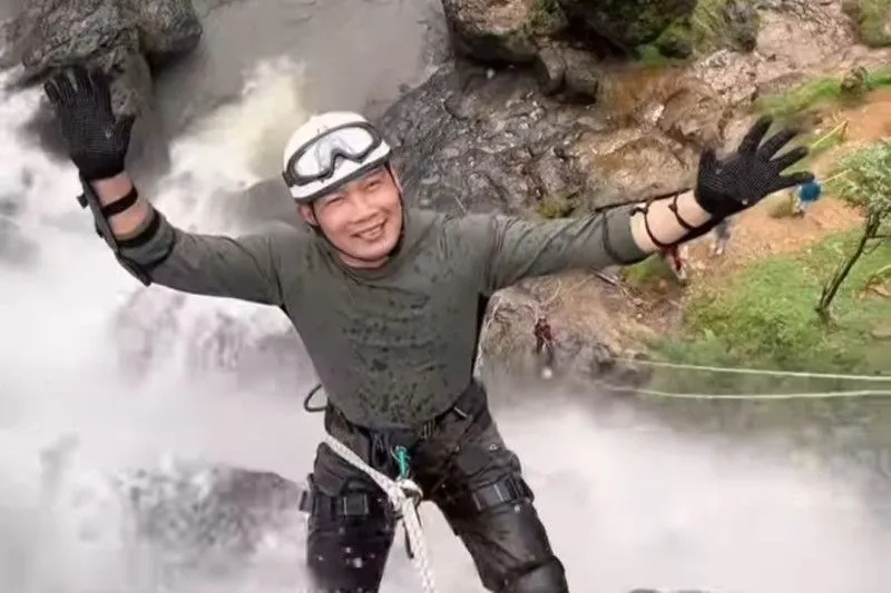 Gubernur Jawa Barat M Ridwan Kamil menjajal wisata ekstrem dengan menuruni Curug Cikondang di Kabupaten Cianjur, yang memiliki ketinggian sekitar 35 meter lewat. (Humas Pemda Jabar)