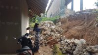 CEMAS : Salah seorang warga terdampak bencana longsor, Siti Nurjanah (21) saat menunjukan lokasi TPT Lapang Cijagung longsor, tepatnya di Kampung Cijagung, RT 31/RW 08, Desa Gedepangrango, Kecamatan Kadudampit, Kabupaten Sukabumi pada Selasa (11/07).(FOTO : DENDI/RADAR SUKABUMI)