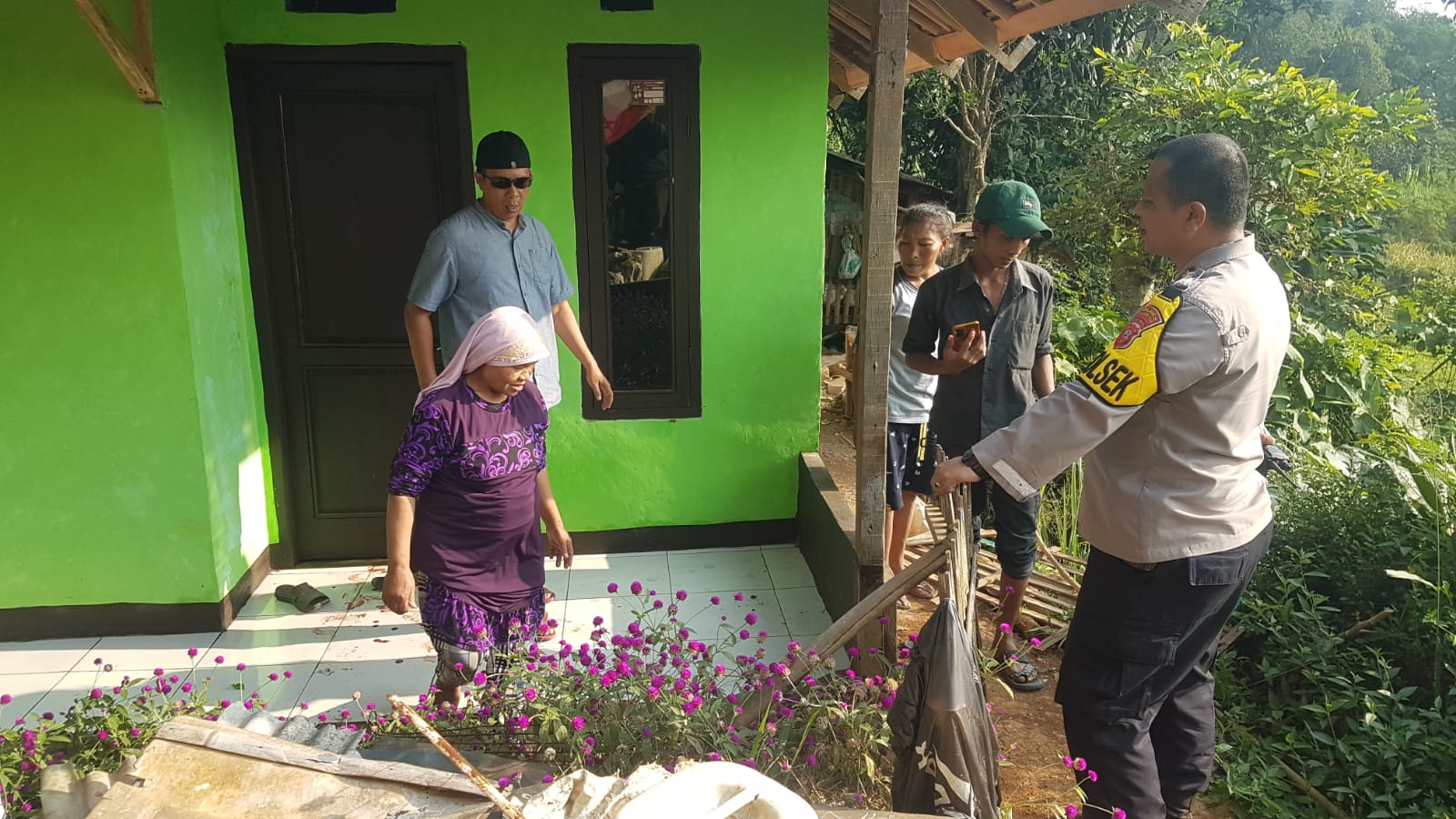 seorang pemuda berinisia DH (30) yang nekad menggorok leher salah salah seorang tokoh masyarakat, Bah Emik Hamami (80) dan membacok Bah Asep (70).