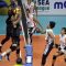 Pebola voli Indonesia Fahri Septian Putratama (ketiga kanan) melakukan pukulan dan dihadang pebola voli Thailand Maneewong Mawin (kiri) dalam ajang Sea V League putaran pertama di Padepokan Voli Jendral Kunarto, Sentul, Kabupaten Bogor, Jawa Barat, Minggu (23/7/2023). Yulius Satria Wijaya/nz/aa.