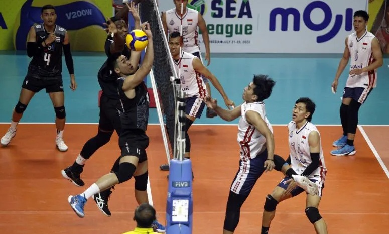 Pebola voli Indonesia Fahri Septian Putratama (ketiga kanan) melakukan pukulan dan dihadang pebola voli Thailand Maneewong Mawin (kiri) dalam ajang Sea V League putaran pertama di Padepokan Voli Jendral Kunarto, Sentul, Kabupaten Bogor, Jawa Barat, Minggu (23/7/2023). Yulius Satria Wijaya/nz/aa.