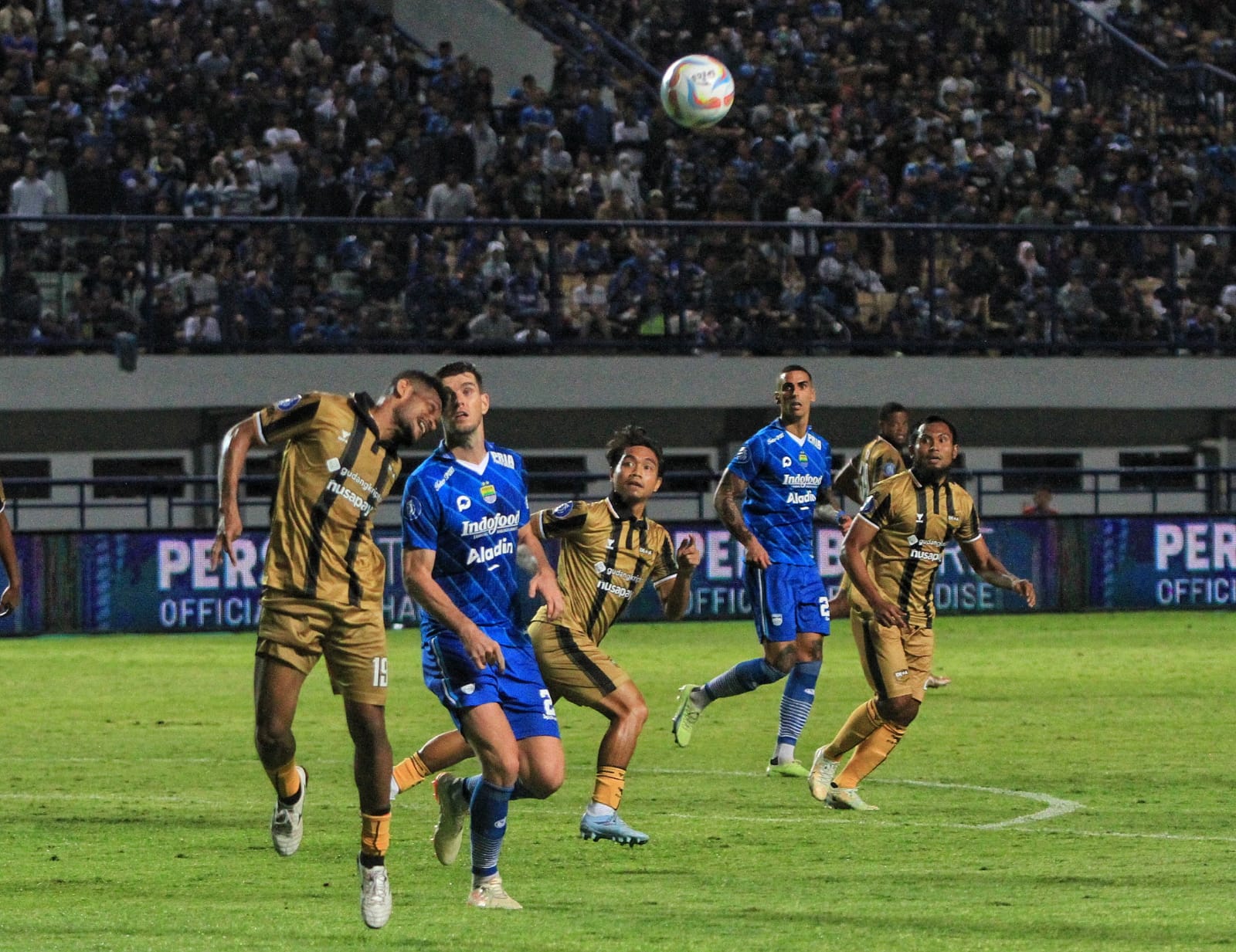 Persib Bandung sudah tiga kali imbang. Pertama, melawan Madura United berkesudahan 1-1, melawan Arema FC 3-3, dan malan ini 2-2.