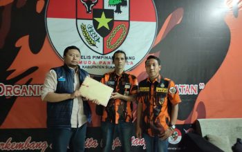 DIVERIFIKASI : Ketua dan Sekretaris SC Muscab XI Ormas PP Kabupaten Sukabumi, saat menyerahkan berkas hasil verifikasi kepada P2C Pemuda Pancasila Jabar di Sekretariat MPC PP Kabupaten Sukabumi, tepatnya di Jalan Raya Nomor 234, Kecamatan Cisaat.