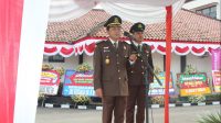 KHIDMAT : Kajari Kabupaten Sukabumi, Siju saat memimpin upacara puncak peringatan HBA ke 63 tahun 2023 di halaman lapang Kejari Kabupaten Sukabumi, Kecamatan Cibadak.