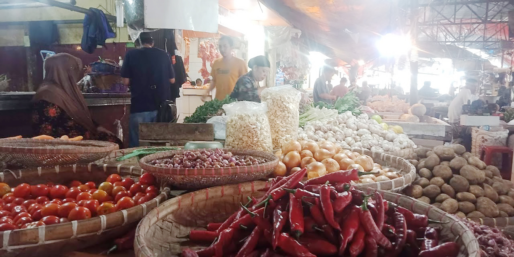 MAKRO: Pedagang sayuran dan bahan pangan di Pasar Gudang Kota Sukabumi, Eha sedang menunggu konsumen, Jumat (21/7).
