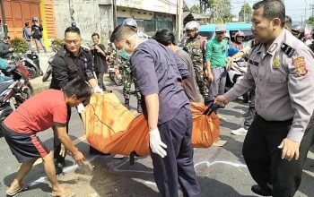 OLAH TKP : Petugas Lantas Polres Sukabumi, saat melakukan olah TKP laka lantas di Jalan Raya Siliwangi, tepatnya di Kampung Sekarwangi, RT 001/RW 019, Keluarahan/Kecamatan Cibadak, Kabupaten Sukabumi pada Rabu (05/07).