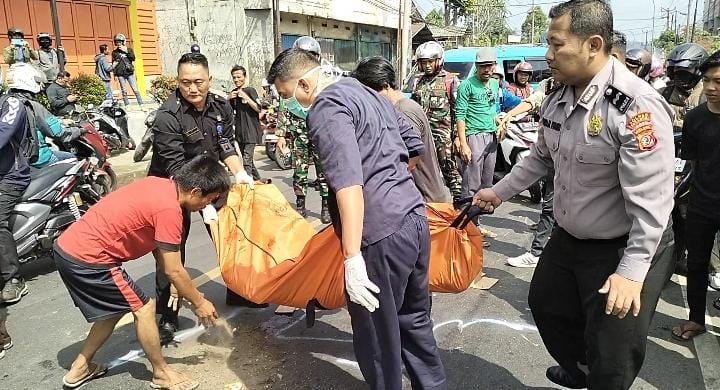 OLAH TKP : Petugas Lantas Polres Sukabumi, saat melakukan olah TKP laka lantas di Jalan Raya Siliwangi, tepatnya di Kampung Sekarwangi, RT 001/RW 019, Keluarahan/Kecamatan Cibadak, Kabupaten Sukabumi pada Rabu (05/07).