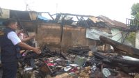PENANGANAN : Pemerintah Kecamatan Cibadak, saat meninjau lokasi tiga rumah di Kampung Leuwigoong, RT 03/RW 16, Kecamatan Cibadak, Kabupaten Sukabumi, yang terbakar pada Rabu (05/07).