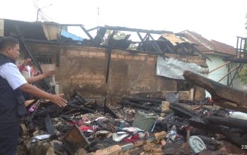 PENANGANAN : Pemerintah Kecamatan Cibadak, saat meninjau lokasi tiga rumah di Kampung Leuwigoong, RT 03/RW 16, Kecamatan Cibadak, Kabupaten Sukabumi, yang terbakar pada Rabu (05/07).