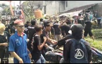 BENTROK : Suasana saat kerusuhan pada pawai karnaval kelulusan sekolah MD di wilayah Desa Muara Dua, Kecamatan Kadudampit, Kabupaten Sukabumi.(Tangkapan Layar)