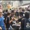 BENTROK : Suasana saat kerusuhan pada pawai karnaval kelulusan sekolah MD di wilayah Desa Muara Dua, Kecamatan Kadudampit, Kabupaten Sukabumi.(Tangkapan Layar)