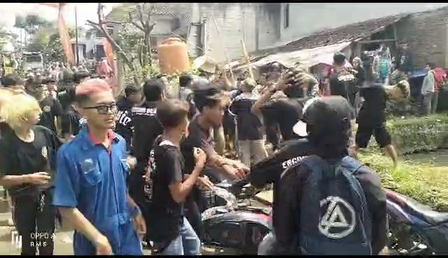 BENTROK : Suasana saat kerusuhan pada pawai karnaval kelulusan sekolah MD di wilayah Desa Muara Dua, Kecamatan Kadudampit, Kabupaten Sukabumi.(Tangkapan Layar)