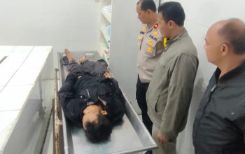 DIEVAKUASI: Kapolsek Cisaat, Polres Sukabumi Kota, Kompol Deden Sulaeman, saat mengevakuasi korban pembacokan oleh OTK ke RSUD R Syamsudin Kota Sukabumi pada Sabtu (15/07).(foto :ist)