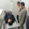 DIEVAKUASI: Kapolsek Cisaat, Polres Sukabumi Kota, Kompol Deden Sulaeman, saat mengevakuasi korban pembacokan oleh OTK ke RSUD R Syamsudin Kota Sukabumi pada Sabtu (15/07).(foto :ist)