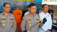 DIWAWANCARAI : Kapolres Sukabumi Kota, AKBP Ari Setyawan Wibowo, saaat konferensi pers soal kasus pembacokan yang menewaskan seorang pedagang sayur di Pasar Cisaat pada Senin (24/07).