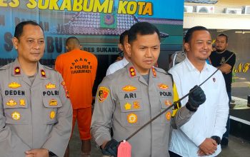 DIWAWANCARAI : Kapolres Sukabumi Kota, AKBP Ari Setyawan Wibowo, saaat konferensi pers soal kasus pembacokan yang menewaskan seorang pedagang sayur di Pasar Cisaat pada Senin (24/07).