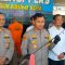 DIWAWANCARAI : Kapolres Sukabumi Kota, AKBP Ari Setyawan Wibowo, saaat konferensi pers soal kasus pembacokan yang menewaskan seorang pedagang sayur di Pasar Cisaat pada Senin (24/07).