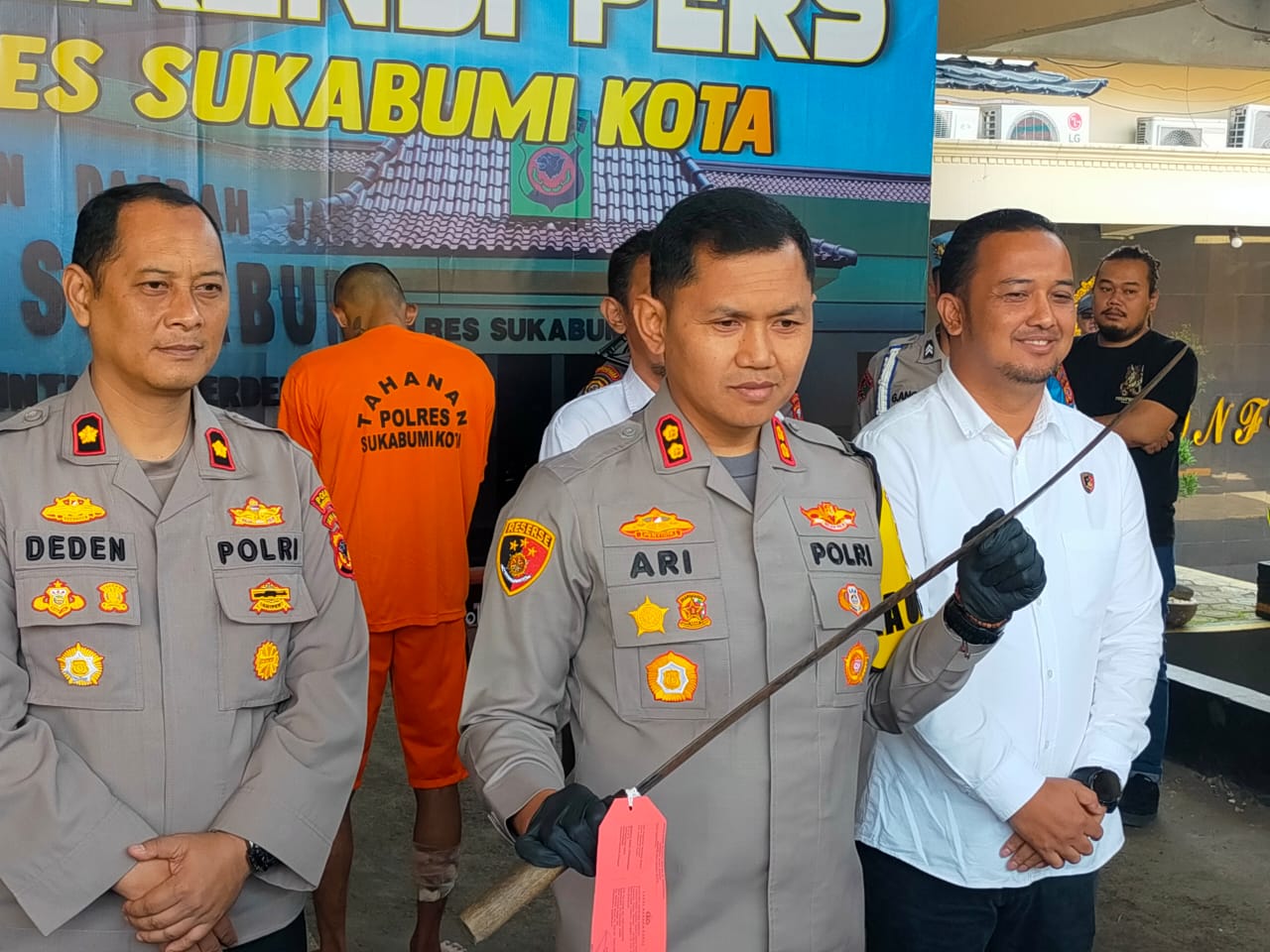 DIWAWANCARAI : Kapolres Sukabumi Kota, AKBP Ari Setyawan Wibowo, saaat konferensi pers soal kasus pembacokan yang menewaskan seorang pedagang sayur di Pasar Cisaat pada Senin (24/07).