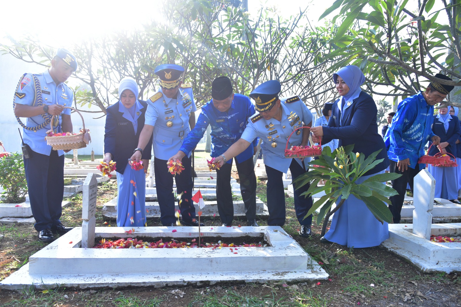 Lanud Atang Sendjaja bersama dengan Wingdik 500/Umum, dan Satbravo 90 Kopasgat melaksanakan Ziarah Rombongan di Taman Makam Pahlawan Dreded Bogor, Senin (24/7).