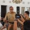 Bupati Marwan Hamami saat memberikan keterangan soal kasus siswa SMPN I Ciambar meninggal ldi Gedung Pendopo Sukabumi, Jalan Raya Ahmad Yani, Kecamatan Warudoyong, Kota Sukabumi pada Senin (24/07).(foto : Dendi Radar Sukabumi)