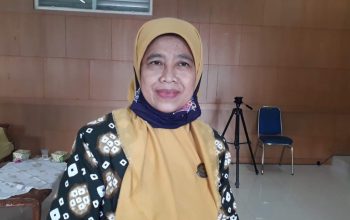 DIWAWANCARAI: P2TP2A Kabupaten Sukabumi, Yani Jatnika Marwan saat diwawancarai Radar Sukabumi.(FOTO : DENDI/RADAR SUKABUMI)
