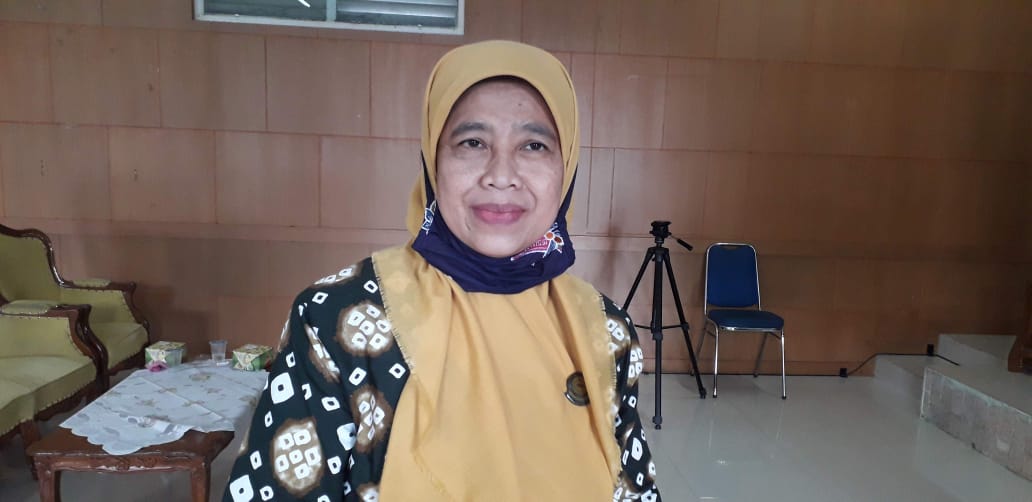 DIWAWANCARAI: P2TP2A Kabupaten Sukabumi, Yani Jatnika Marwan saat diwawancarai Radar Sukabumi.(FOTO : DENDI/RADAR SUKABUMI)
