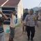 DIBURU : Kapolsek Kebonpedes, Polres Sukabumi Kota, Iptu Tommy Ganhany Jayasakti bersama warga saat memburu terduga pelaku penganiayaan dua korban di Kampung Tanah Putih, RT 04/RW 05, Desa Sasagaran, Kecamatan Kebonpedes, Kabupaten Sukabumi.(FOTO : DENDI RADAR SUKABUMI)