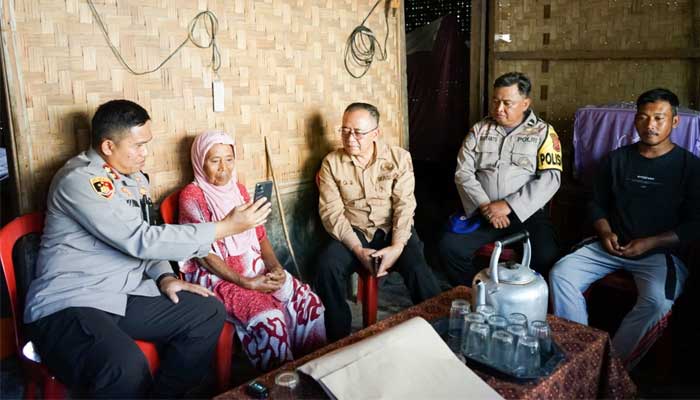 Wakil Bupati Sukabumi Iyos Somantri mendampingi Kapolres Sukabumi AKBP Maruly Pardede melakukan kerja lapangan ke Kampung Palangpang