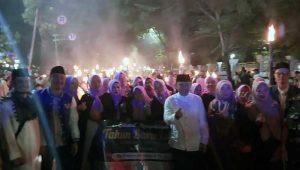 Sambut Tahun Baru Islam 1445H di Sukabumi, Ribuan Masyarakat Palabuhanratu Pawai Obor