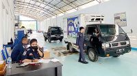 Petugas UPT PKB Dinas Perhubungan Kota Sukabumi